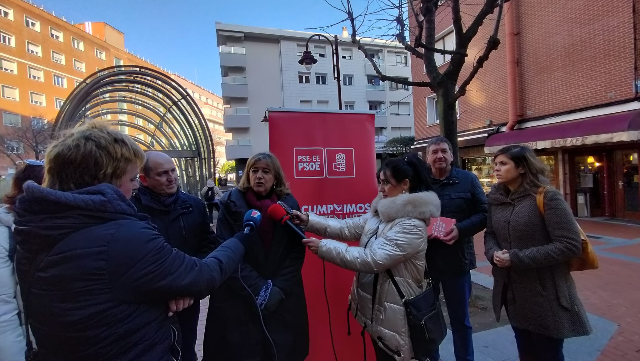 Teresa Laespada. Reparto informativo en Barakaldo, con Carlos Fernández